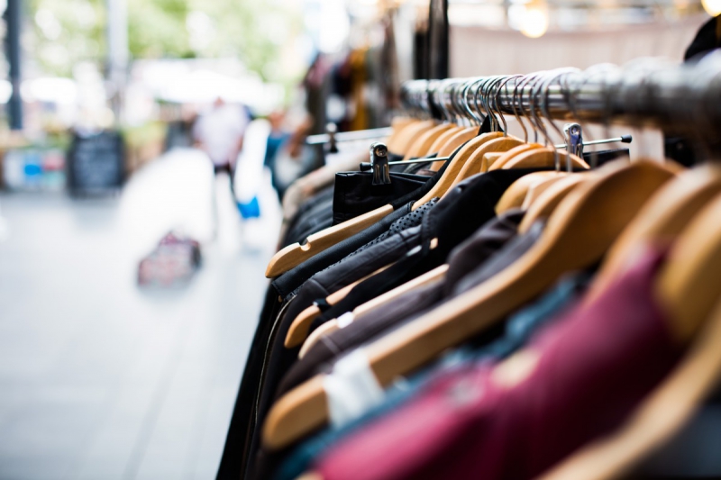 boutique-LA CADIERE D AZUR-min_blur_close_up_focus_hanger_jacket_market_people_rack-1176303
